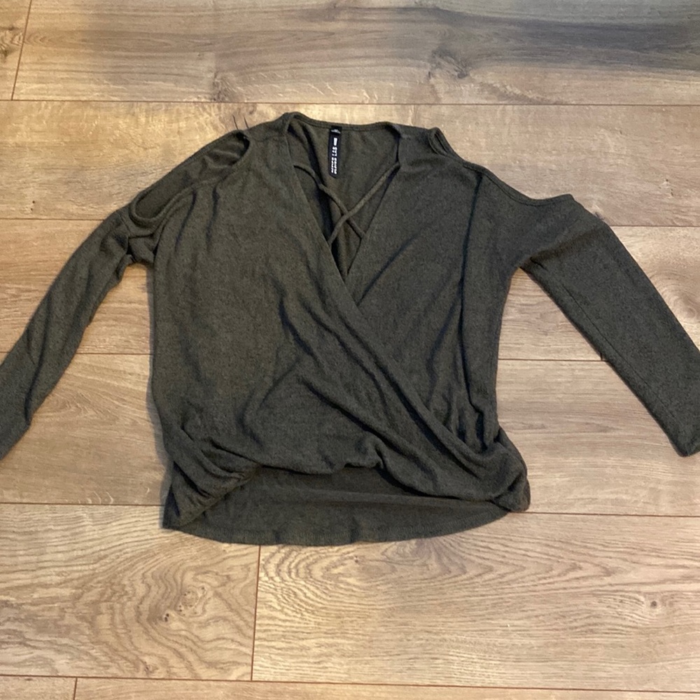 Design Lab cold shoulder sweater